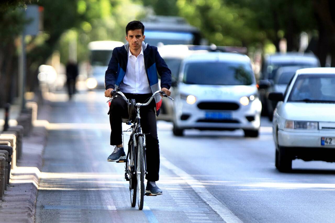 aa-20220602-28048998-28048997-bisiklet-suruculerine-guvenli-yol-imkani-sunan-abus-hayati-kolaylastiriyor.jpg