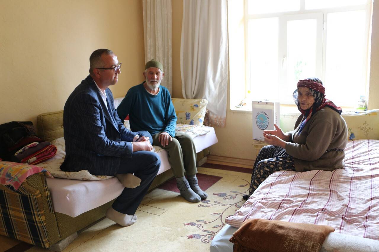 aa-20220602-28049048-28049047-yunak-belediye-baskani-ali-konak-yasli-ve-hastalari-ziyaret-etti.jpg