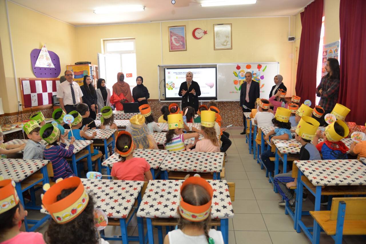 akademisyenlerden-ilkogretim-ogrencilerine-saglikli-beslenme-egitimi-3.jpeg