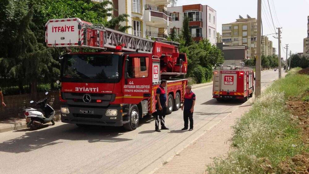 Binanın tepesinde ölüm kalım mücadelesi verdi