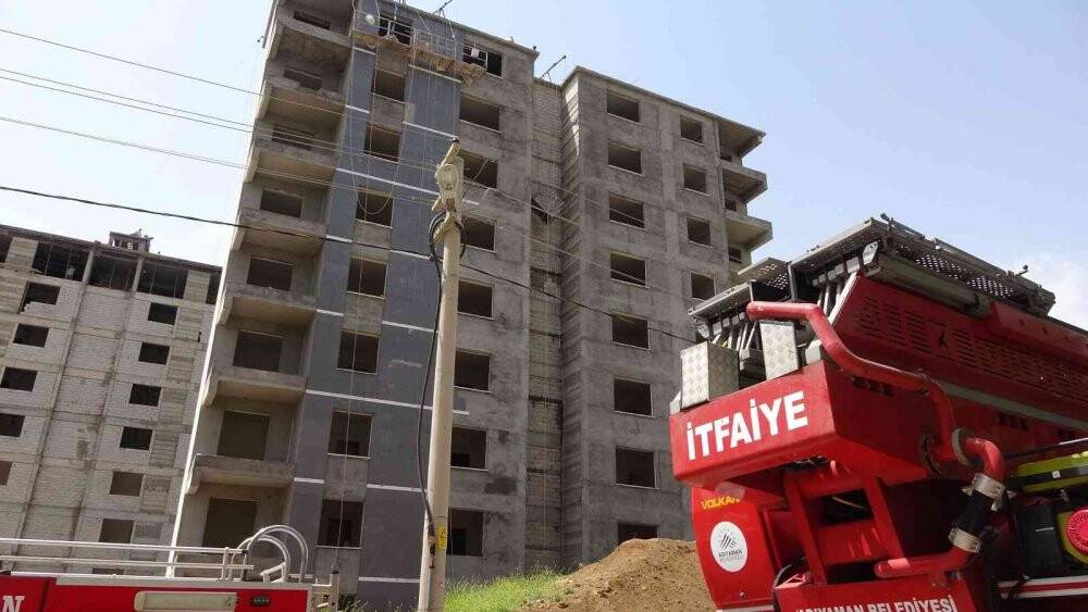 Binanın tepesinde ölüm kalım mücadelesi verdi