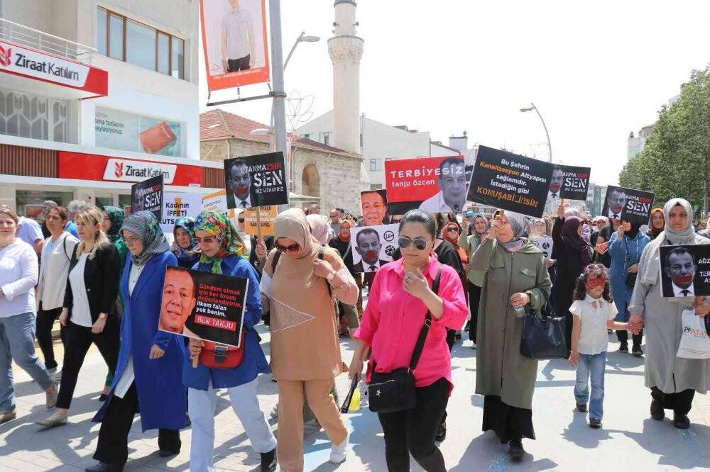 Kadınlar, ellerinde “Terbiyesiz Tanju Özcan” pankartlarıyla yürüdü