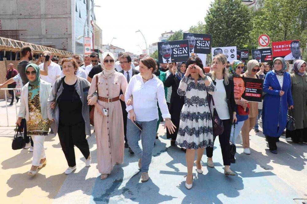 Kadınlar, ellerinde “Terbiyesiz Tanju Özcan” pankartlarıyla yürüdü