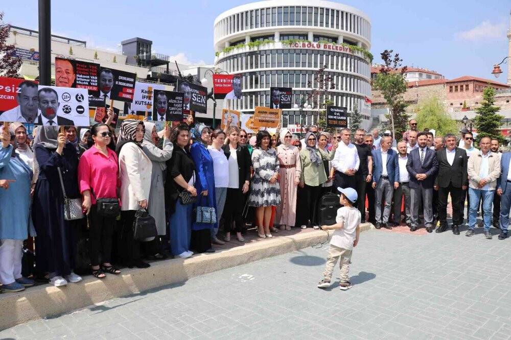 Kadınlar, ellerinde “Terbiyesiz Tanju Özcan” pankartlarıyla yürüdü
