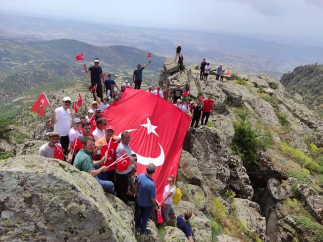 Selendi’nin zirvesine gençlik ve doğa yürüyüşü yapıldı