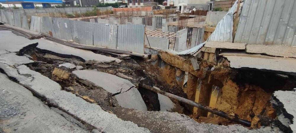 Sultangazi’de  inşaat alanı yanındaki yol çöktü