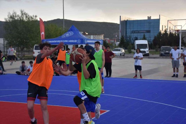 Afyonkarahisar’da 3x3 sokak basketbolu gençlik kupası tamamlandı