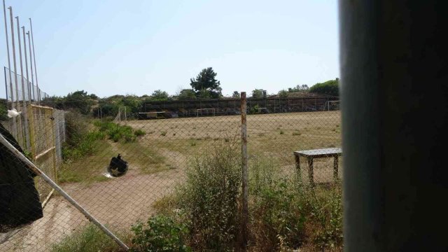 Gençler saha bulamazken terk edilen stadı kurumuş ot ve dikenler kapladı