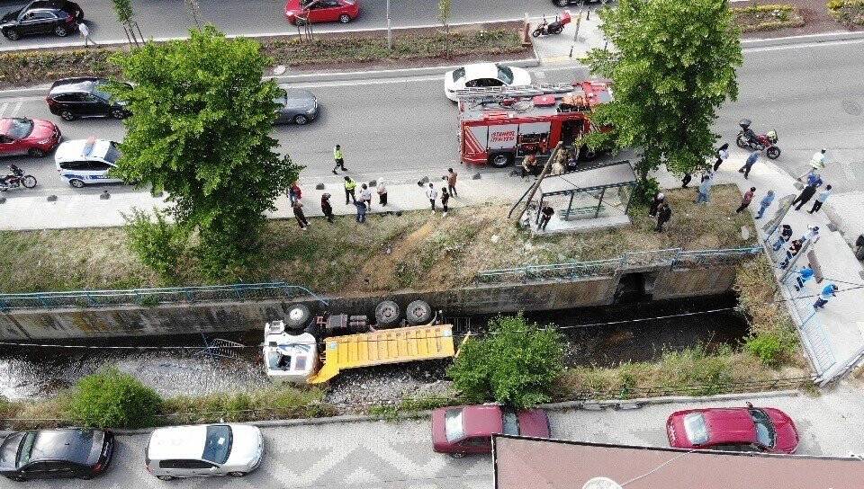 Beykoz’da freni tutmayan hafriyat kamyonu kanala uçtu