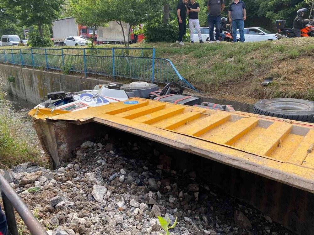 Beykoz’da freni tutmayan hafriyat kamyonu kanala uçtu