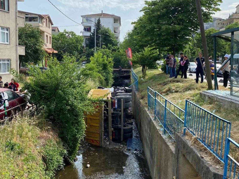 Beykoz’da freni tutmayan hafriyat kamyonu kanala uçtu