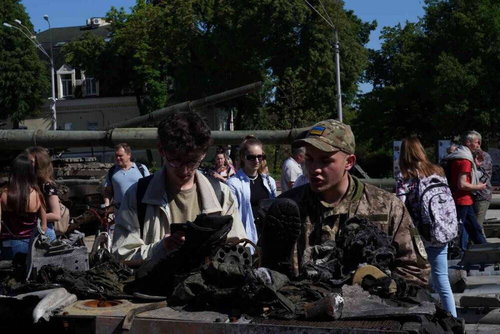 Kiev’de Rus ordusunun ele geçirilen askeri teçhizatları sergilendi