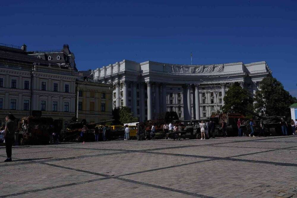 Kiev’de Rus ordusunun ele geçirilen askeri teçhizatları sergilendi