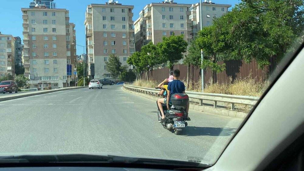 Motosiklet üzerinde aile boyu tehlikeli yolculuk