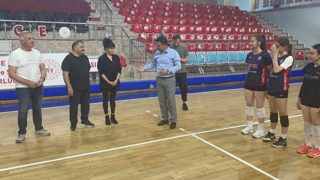 Sanatçılardan kadın voleybolculara moral ziyareti