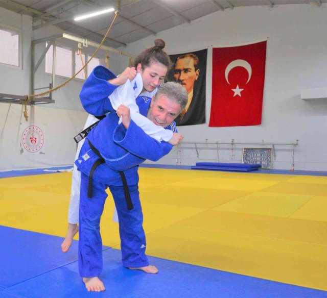 Judo tutkusu ve çalışma azmiyle 56 yaşında Türkiye şampiyonu oldu