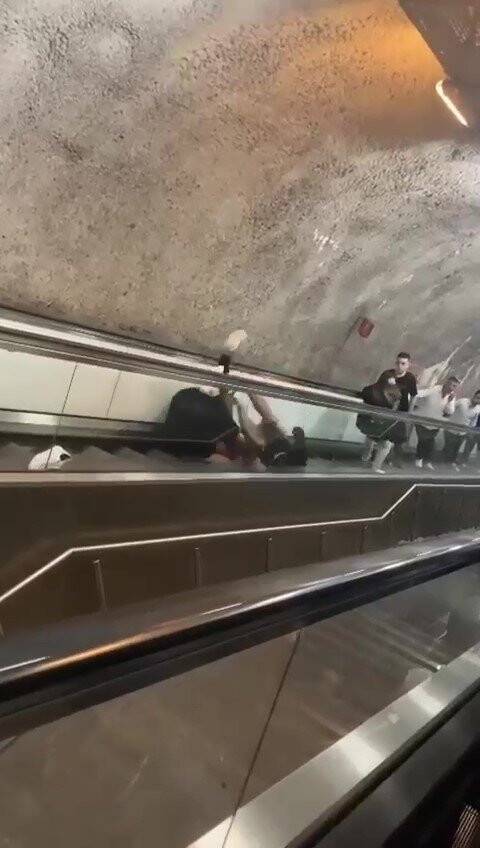 Yürüyen merdivende tekme tokat kavga