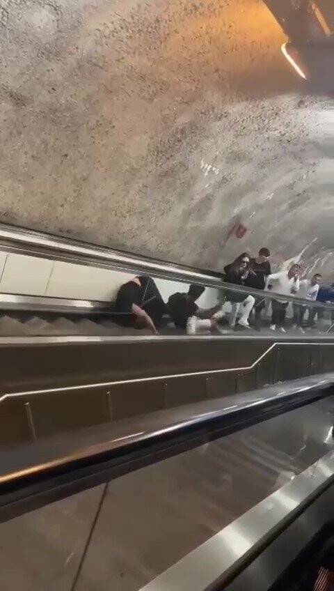 Yürüyen merdivende tekme tokat kavga