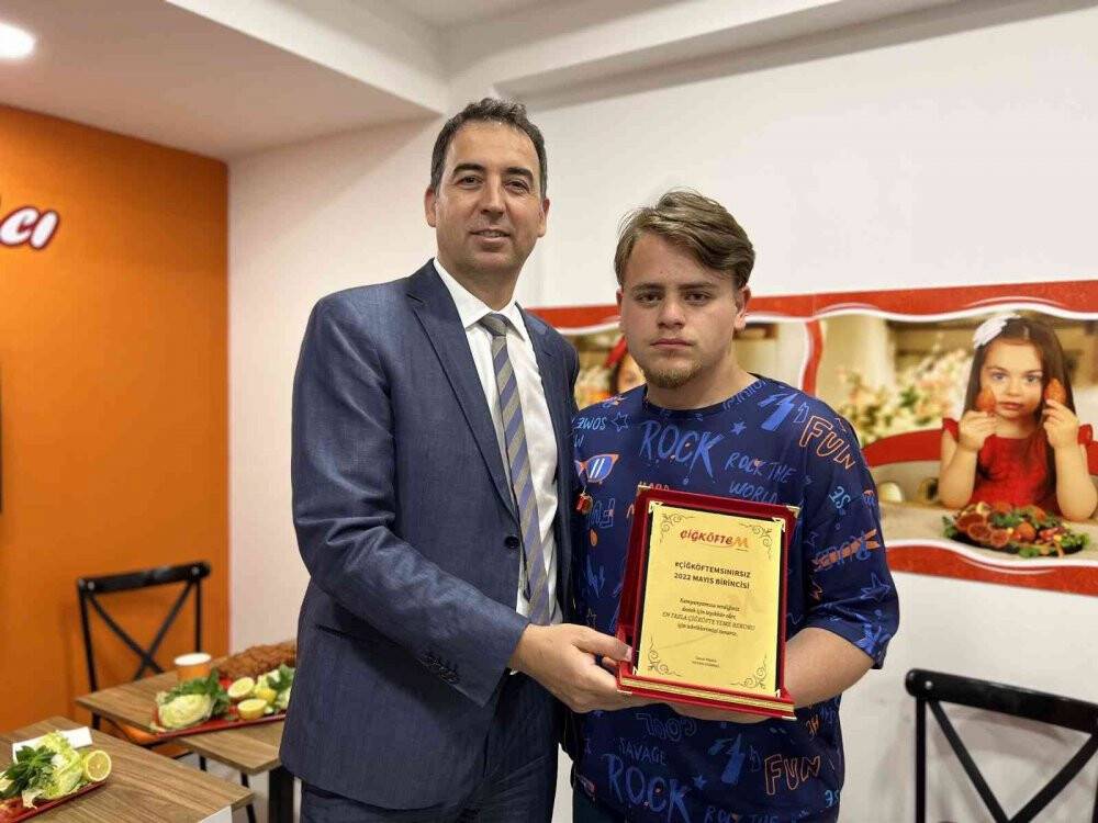 Bir saatte iki kilo çiğköfte yedi tam altın ödülünün sahibi oldu