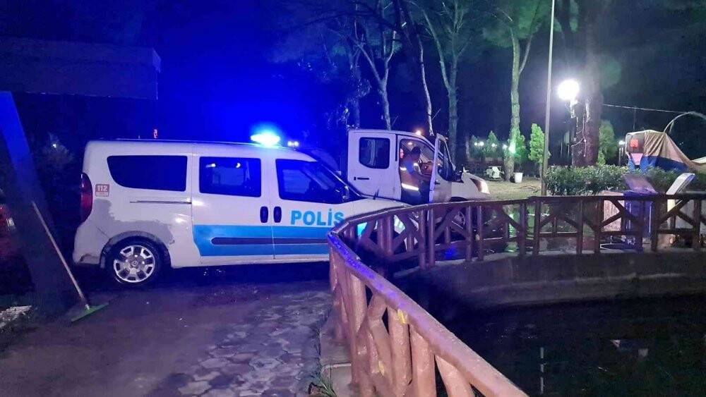 Dev çam ağacı kafenin üstüne böyle devrildi