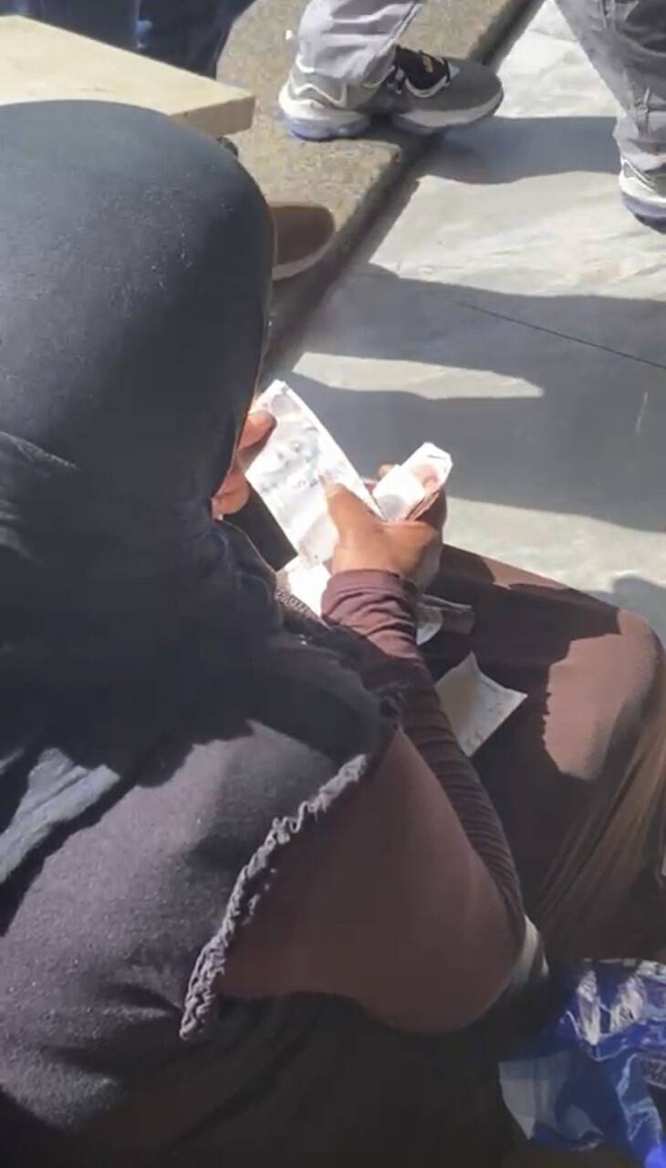 Taksim’de hasılatı sayan dilenci kadın kamerada