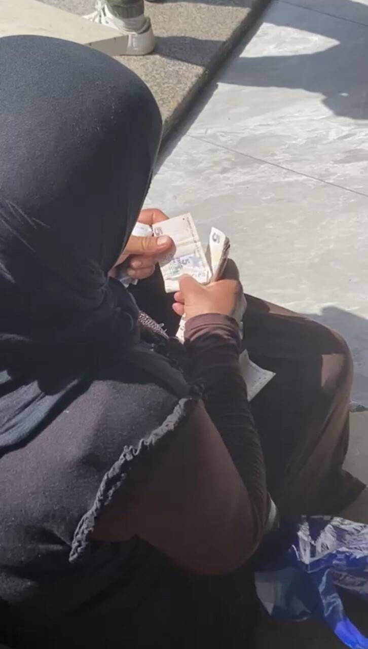 Taksim’de hasılatı sayan dilenci kadın kamerada