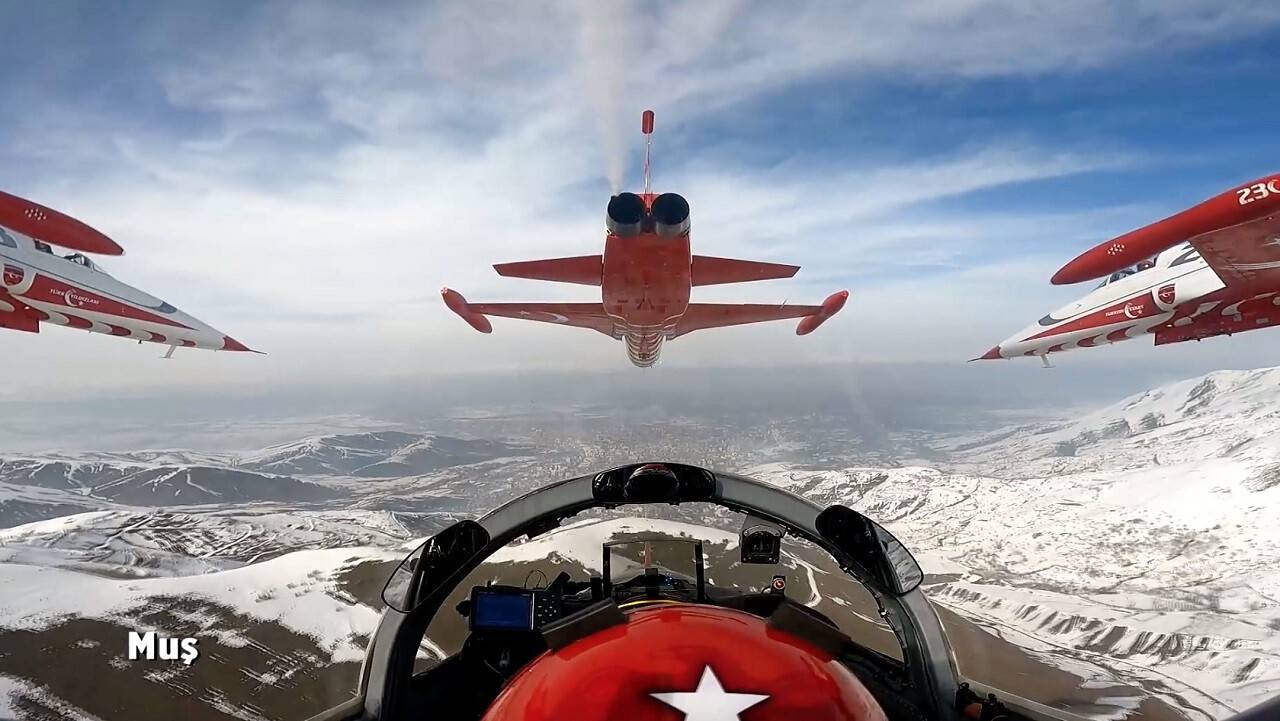 aa-20220606-28083472-28083467-turk-yildizlarinin-kokpitinden-turkiye.jpg