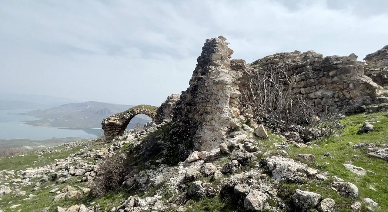 aa-20220606-28084146-28084143-gerger-kalesinin-restorasyonu-icin-ilk-adim-atildi.jpg