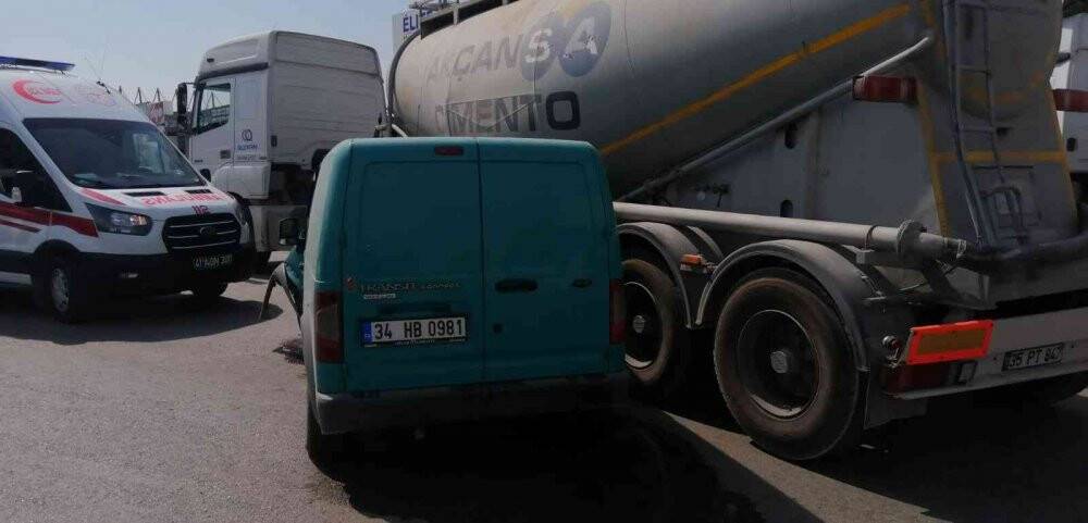 Beton mikseri ile çarpışan hafif ticari aracın sürücüsü yaralandı