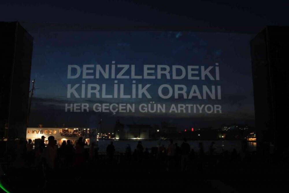 Dünya Çevre Günü’nde çöpkaparlardan ışık ve hologram gösterisi