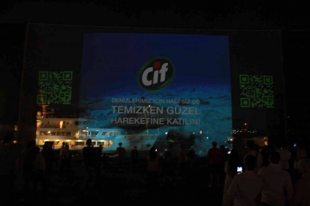 Dünya Çevre Günü’nde çöpkaparlardan ışık ve hologram gösterisi