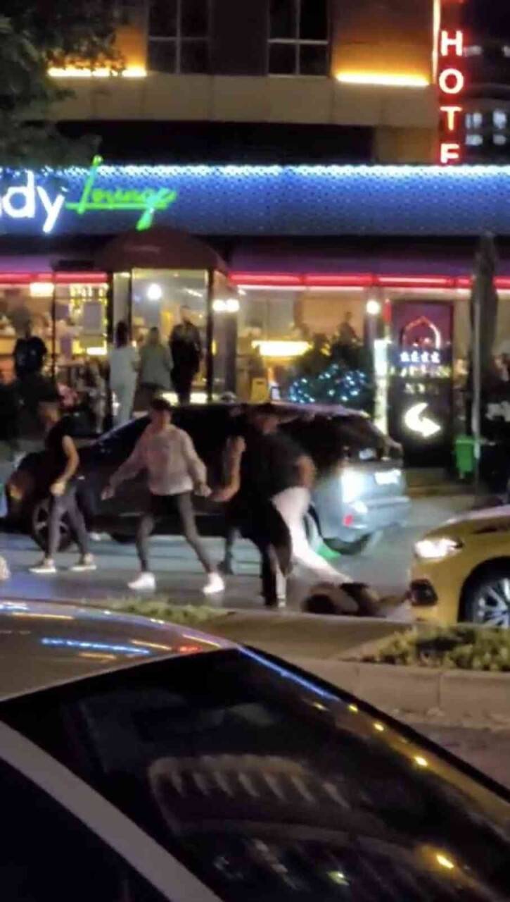 Hesap ödemeyen gençleri sokak ortasında dövdüler