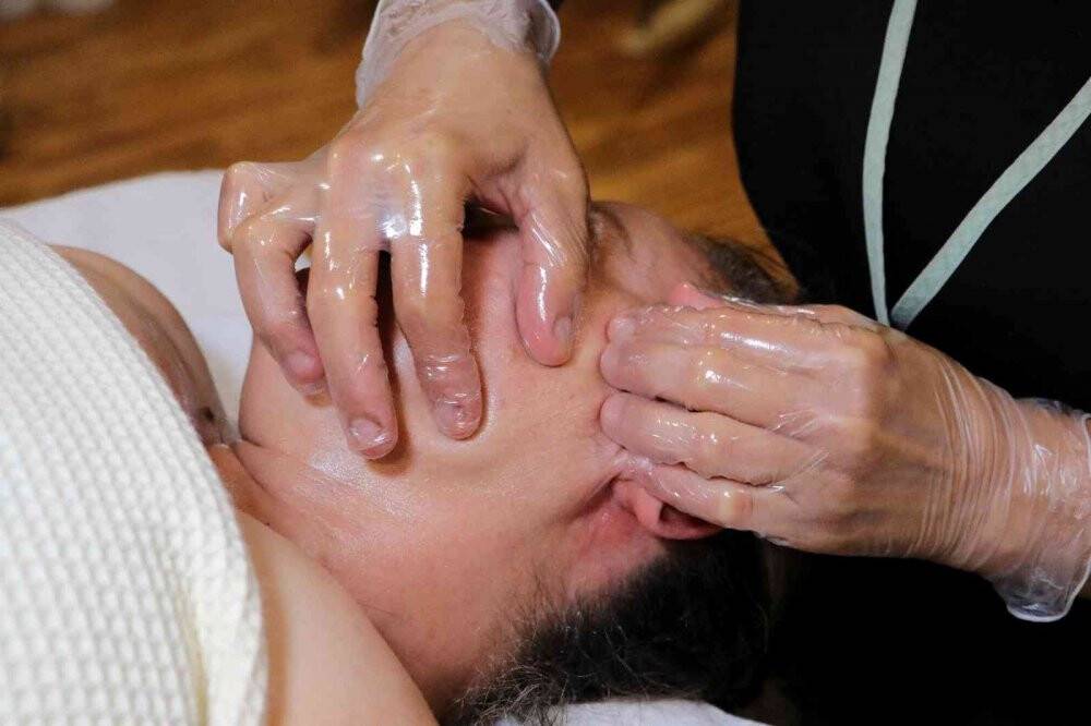 Ameliyatsız yüz germeyle gençleşiyorlar