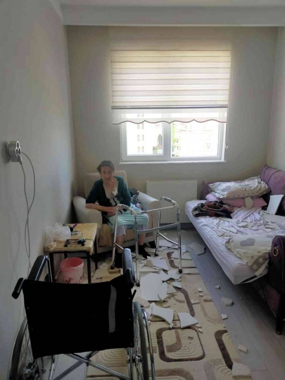 Başkentte dökülen tavan bina sakinlerini can derdine düşürdü