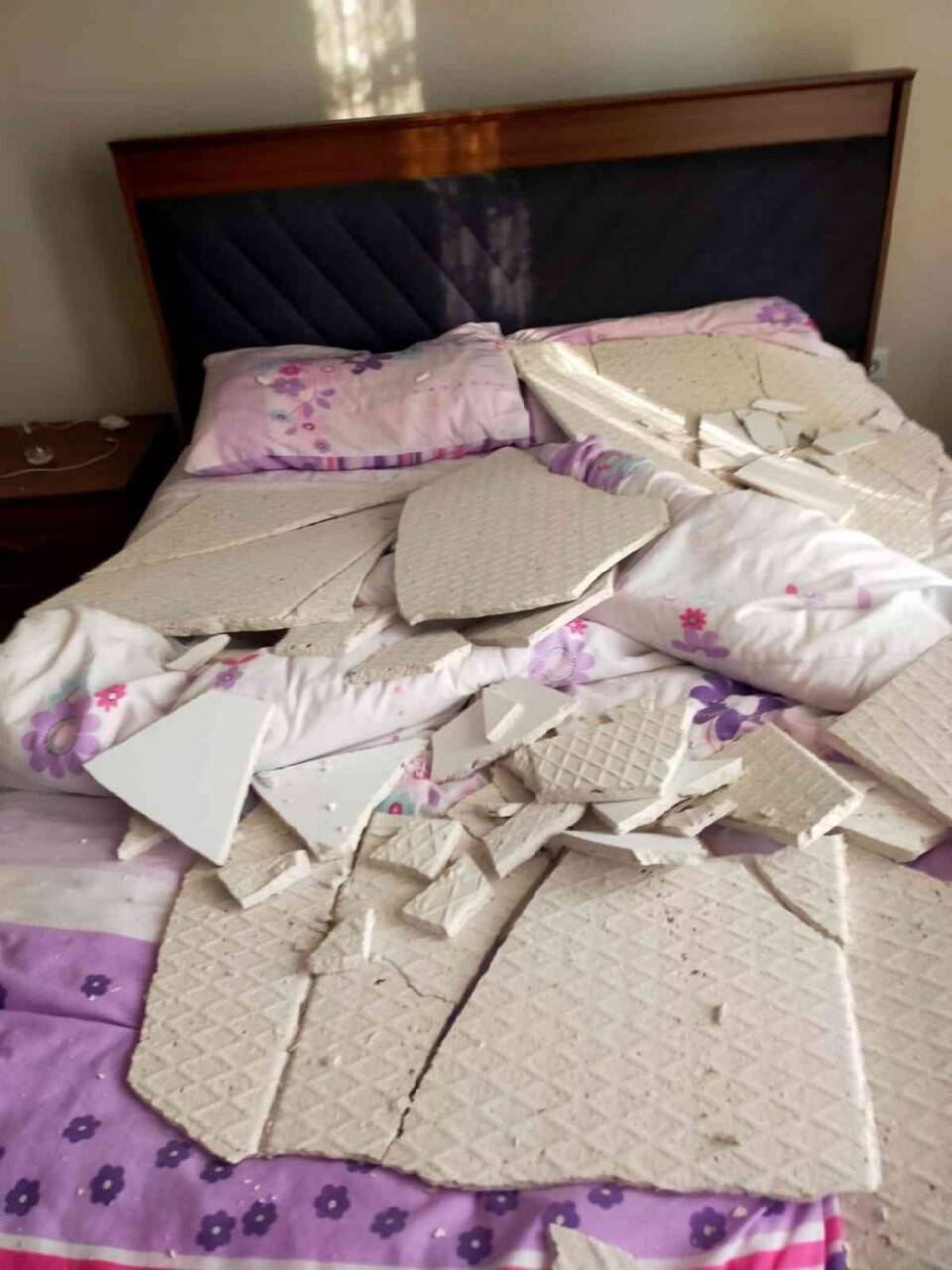 Başkentte dökülen tavan bina sakinlerini can derdine düşürdü