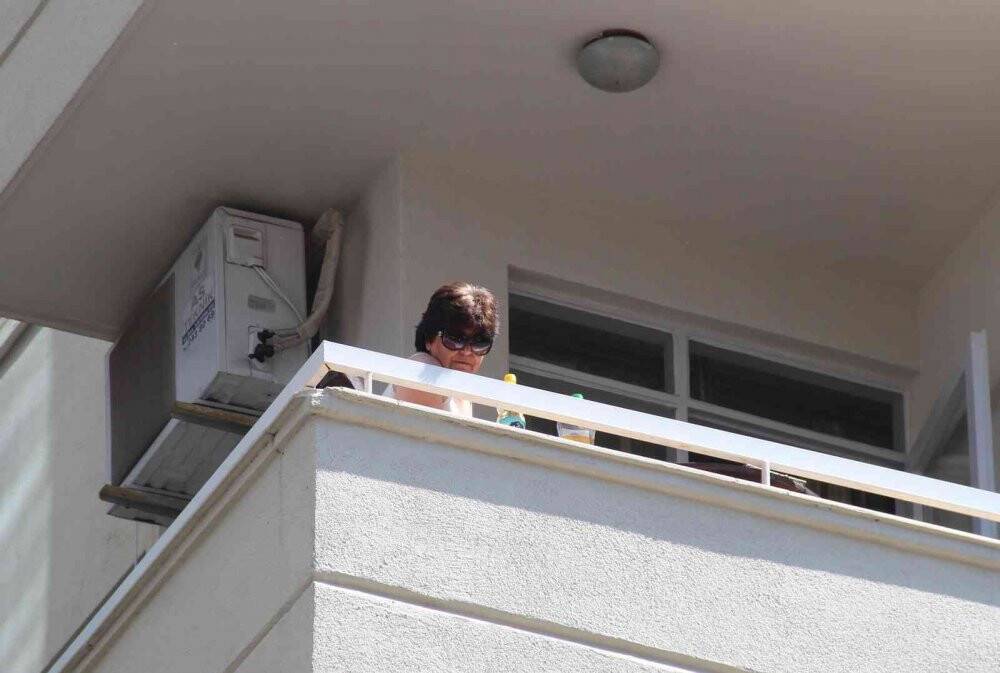 Bir gün önce eşyaları aşağı attığı balkondan sabah düşerek öldü