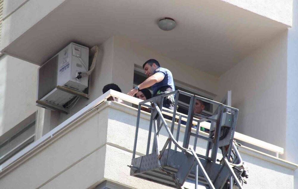 Bir gün önce eşyaları aşağı attığı balkondan sabah düşerek öldü