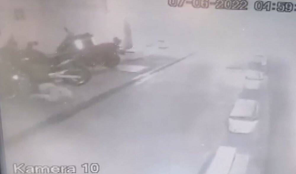 Bir gün önce eşyaları aşağı attığı balkondan sabah düşerek öldü