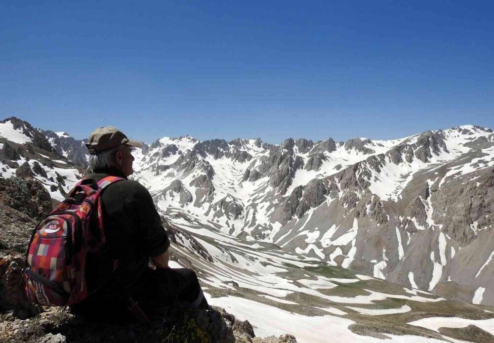 Haziran ayında kışı yaşayıp poşetle kızak keyfini çıkardılar