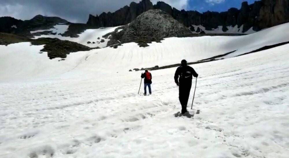 Haziran ayında kışı yaşayıp poşetle kızak keyfini çıkardılar