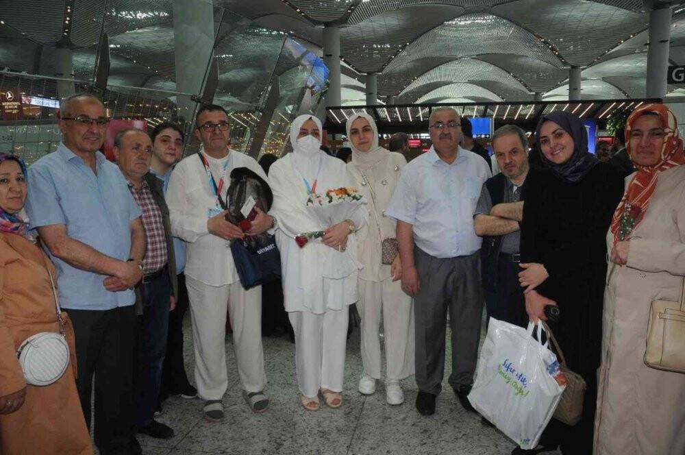 İstanbul Havalimanı’ndan ilk hac kafilesi dualarla uğurlandı
