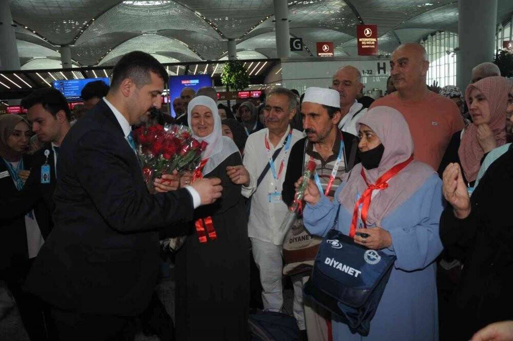 İstanbul Havalimanı’ndan ilk hac kafilesi dualarla uğurlandı