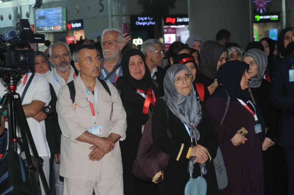 İstanbul Havalimanı’ndan ilk hac kafilesi dualarla uğurlandı