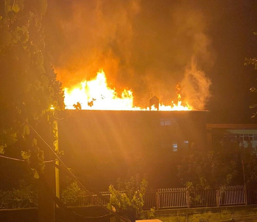 Okulda çıkan yangın paniğe neden oldu