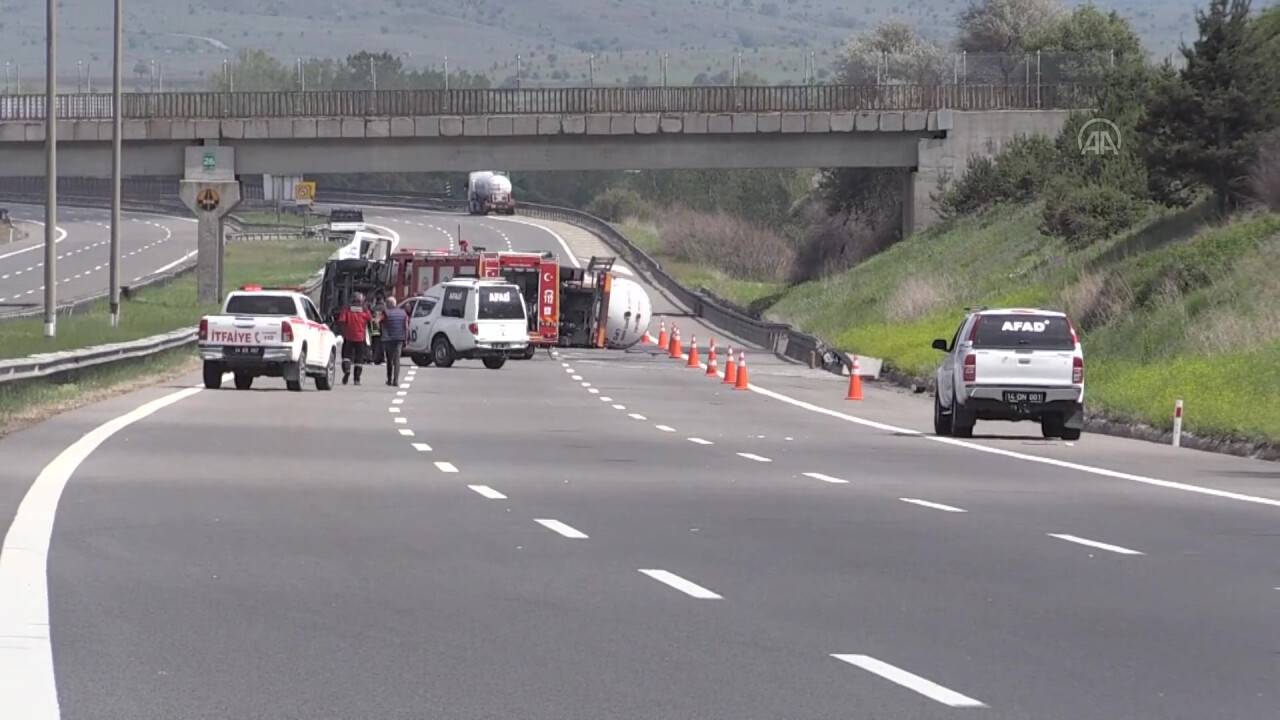 aa-20220608-28104915-28104913-bolu-lpg-yuklu-tanker-devrilen-anadolu-otoyolunun-bolu-kesimi-cift-yonlu-trafige-kapatildi-moment.jpg