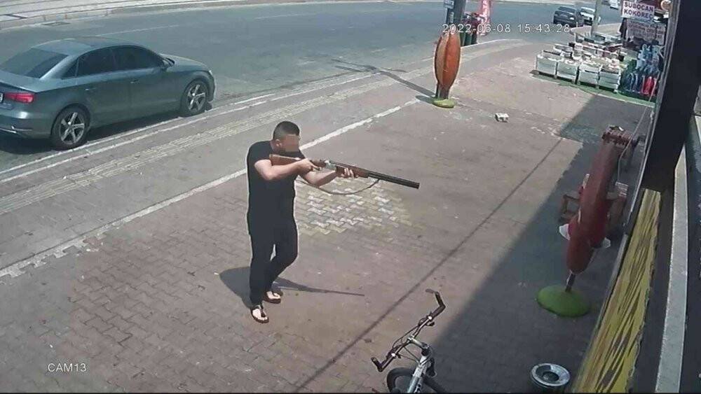 Fırıncı, ucuz ekmek satan fırını kurşunladı