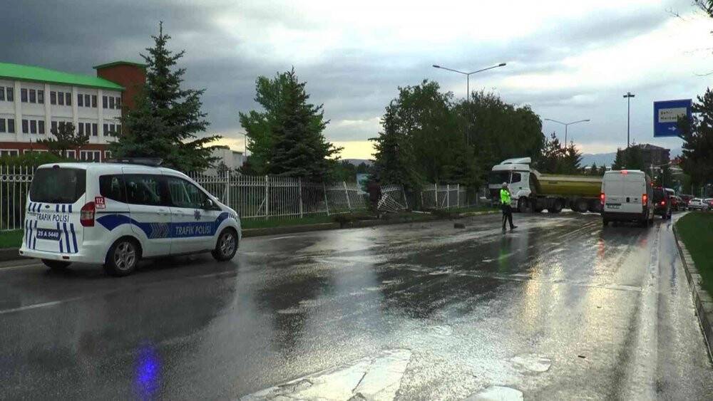 Kayganlaşan yolda direksiyon hakimiyetini kaybeden kamyon refüje çıktı