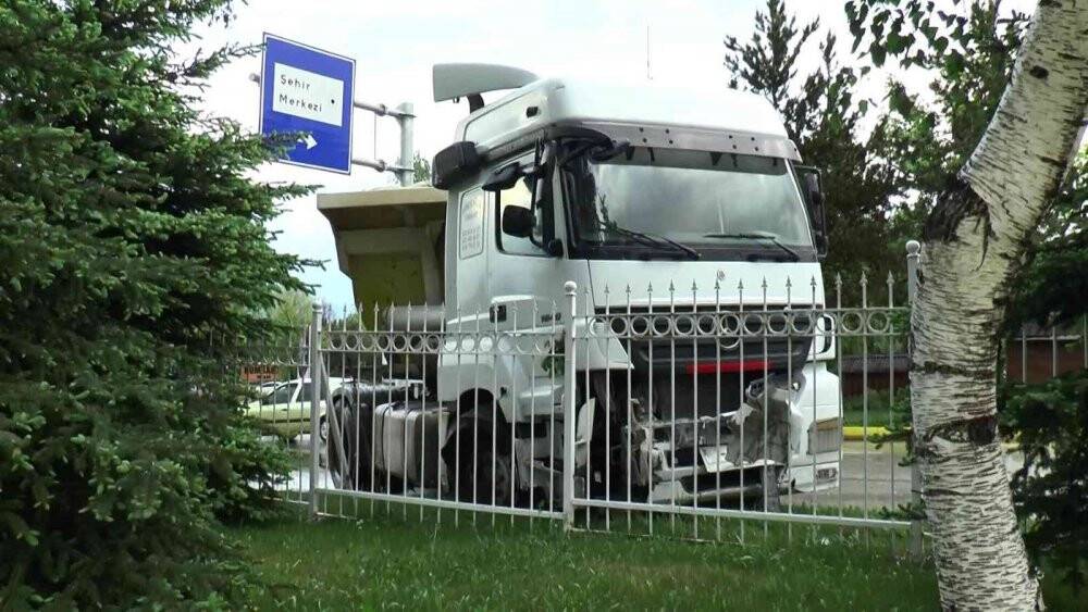 Kayganlaşan yolda direksiyon hakimiyetini kaybeden kamyon refüje çıktı