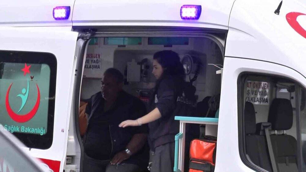 Kayganlaşan yolda direksiyon hakimiyetini kaybeden kamyon refüje çıktı