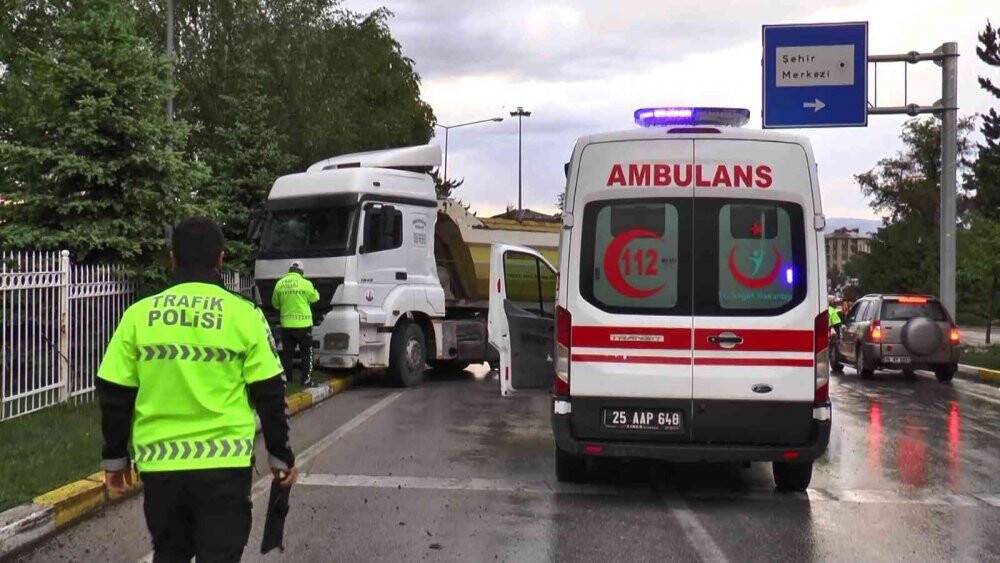Kayganlaşan yolda direksiyon hakimiyetini kaybeden kamyon refüje çıktı